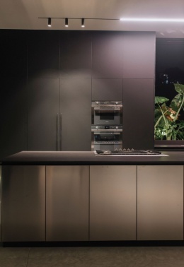 Blat i ściana wykonane ze spieku  Nero – Czarna płyta ze spieku kwarcowego