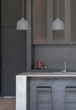 Blat i ściana wykonane ze spieku New York – New York o jasnoszarej powierzchni z subtelnym wzorem w stylu industrialnym. 