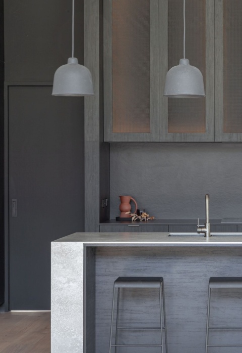 Blat i ściana wykonane ze spieku New York – New York o jasnoszarej powierzchni z subtelnym wzorem w stylu industrialnym. 