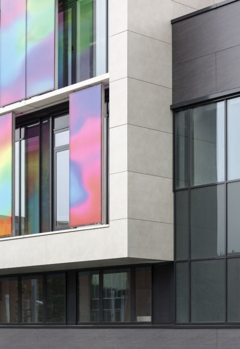 Elewacja wykonana ze spieku Phedra o jasnoszarym kolorze i delikatnym rysunku inspirowanym naturalnym kamieniem. 