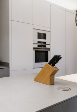 Meble kuchenne i blat wyspy pokryte spiekiem Phedra o jasnoszarym kolorze i delikatnym rysunku. 