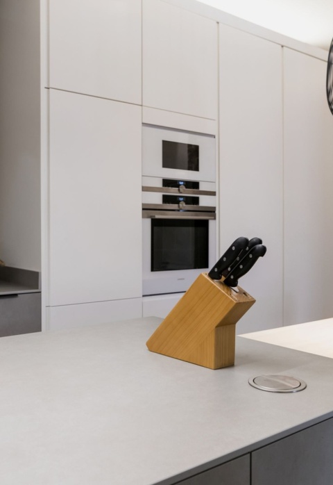 Meble kuchenne i blat wyspy pokryte spiekiem Phedra o jasnoszarym kolorze i delikatnym rysunku. 