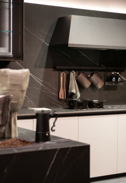 Nowoczesna kuchnia z czarnym blatem i ścianą Neolith Pietra Grey z białym żyłkowaniem