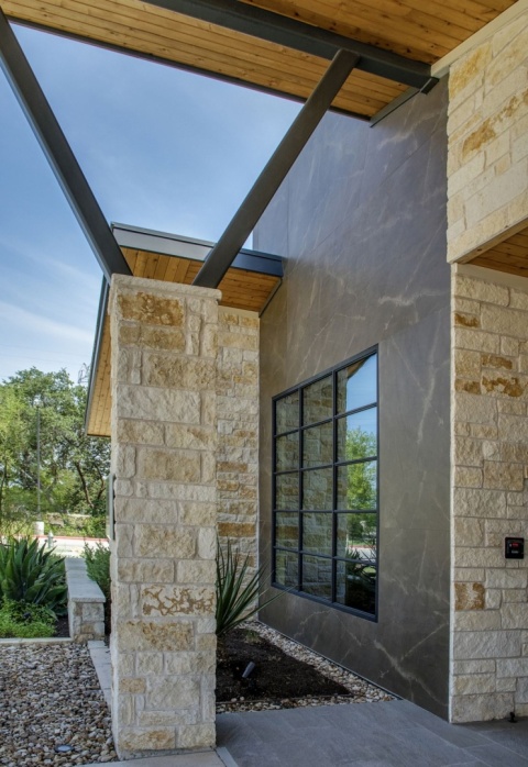 Zewnętrzna elewacja domu ze spieków Neolith Pulpis – trwałe i stylowe wykończenie fasady