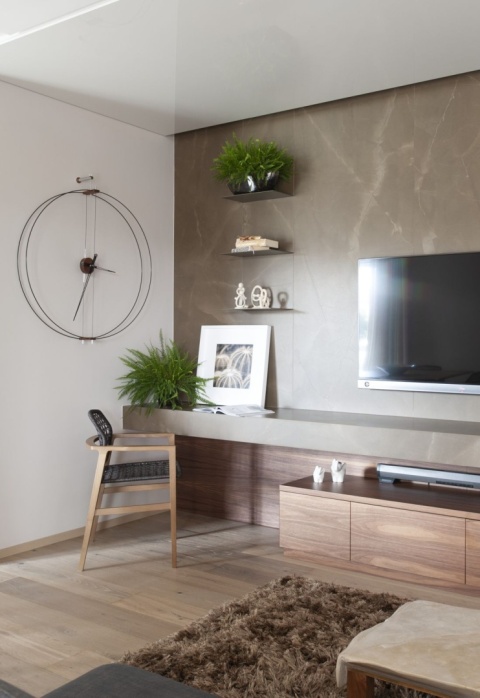 Salon z telewizorem i dekoracyjną ścianą ze spieku Neolith Pulpis – elegancki i naturalny design