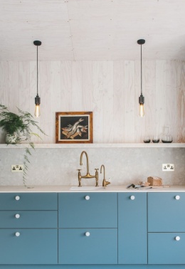 Kuchnia Blat i ściana wykonane ze Retrostone Spieku kwarcowego o jasnoszaro , kamienno-beżowej powierzchni