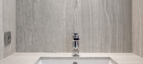 Blat i ściana wykonane ze spieku Strata Argentum doskonale imituje naturalny kamień .