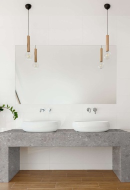 Blat roboczy wykonane ze spieku Terrazzo Ceppo o kolorystyce inspirowanej lastryko w odcieniach szarości, beżu i bieli.