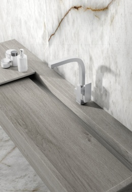 Blat wykonany ze spieku Winter Dala o chłodnej, jasnoszarej interpretacji drewna dębowego