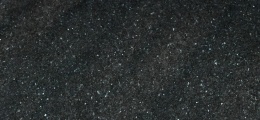 Labrador Oscuro to granit klasy EX o intensywnej, ciemnej tonacji z połyskującymi kryształkami.