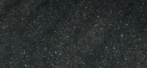 Labrador Oscuro to granit klasy EX o intensywnej, ciemnej tonacji z połyskującymi kryształkami.