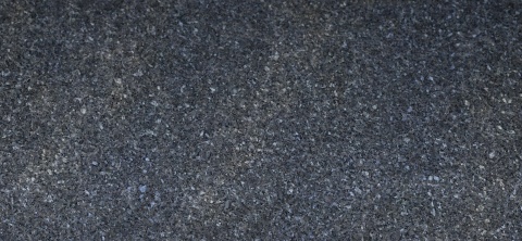 Labrador Claro – elegancki granit naturalny w ciemnej tonacji z delikatnymi refleksam