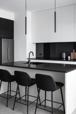 Nowoczesna kuchnia z wyspą kuchenną z blatem z konglomeratu kwarcytowego Heban o polerowanej powierzchni.