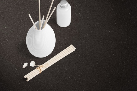 Blat Pure Black to intensywna, nasycona czerń, z lekko perłowym połyskiem i jednolitą fakturą