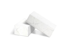 Bianco Venato prezentuje biało‑ecru tło z naturalnie wyglądającymi, delikatnymi żyłkami w szaro‑alabastrowych tonacjach