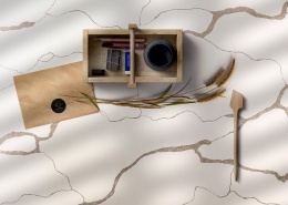 Blat wykonany z  Calacatta o tle w odcieniach bieli i ecru z żyłkami w tonach szarości, złota i beżu.