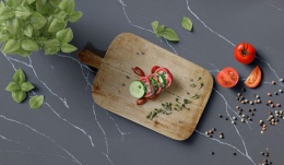 Blat wykonany z konglomeratu Gris Marquina o ciemnym grafitowym tle, z nieregularnymi żyłkami w szarości i mlecznej bieli.