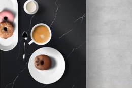 Blat wykonany z konglomeratu Marquina Delicato o czarnym tle z  użyłkowaniem w odcieniach bieli i szarości