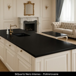 Klasyczna kuchnia z wyspą i salonem, blaty z czarnego konglomeratu SiQuartz Nero Intenso w wykończeniu polerowanym