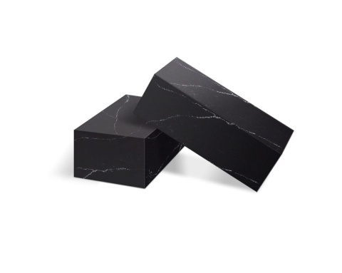 2 bloczki wykonane z konglomeratu Nero Venato o grafitowej czerni z kontrastowym żyłkowaniem w bieli i szarości.
