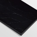Płyta wykonana z konglomeratu Nero Venato o grafitowej czerni z kontrastowym żyłkowaniem w bieli i szarości.