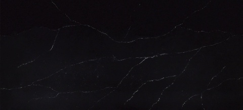 Nero Venato to płyta o głębokiej, grafitowej czerni z dynamicznym, mocno kontrastowym żyłkowaniem w kolorach bieli i szarości.