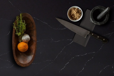 Blat wykonany z konglomeratu Nero Venato o grafitowej czerni z kontrastowym żyłkowaniem w bieli i szarości.