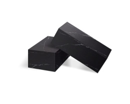 2 bloczki wykonane z konglomeratu Nero Venato ografitowej czerni z kontrastowym żyłkowaniem w bieli i szarości.