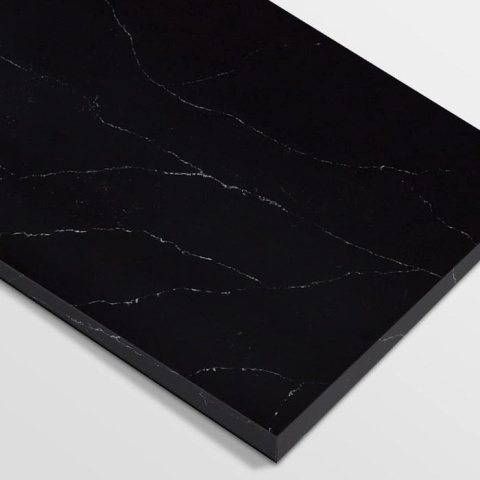 Płyta wykonana z konglomeratu Nero Venato o grafitowej czerni z kontrastowym żyłkowaniem w bieli i szarości.