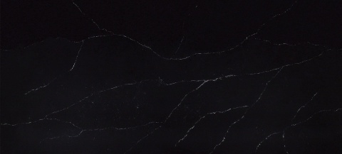 Nero Venato to płyta o głębokiej, grafitowej czerni z dynamicznym, mocno kontrastowym żyłkowaniem w kolorach bieli i szarości.