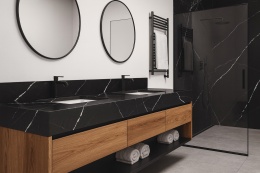 Luksusowa łazienka z czarno-białym kontrastem, blatami z Nero Marquina i szafkami z naturalnego drewna.