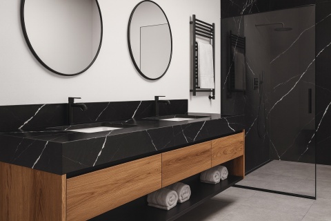 Luksusowa łazienka z czarno-białym kontrastem, blatami z Nero Marquina i szafkami z naturalnego drewna.