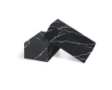 2 bloczki wykonane z konglomeratu Nero Marquina o czarnym tle z żyłami w chłodnym, mlecznobiałym odcieniu