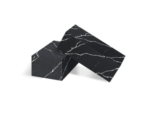 2 bloczki wykonane z konglomeratu Nero Marquina o czarnym tle z żyłami w chłodnym, mlecznobiałym odcieniu