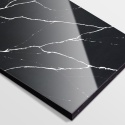 Płyta wykonana z konglomeratu  Nero Marquina o czarnym tle z żyłami w chłodnym, mlecznobiałym odcieniu