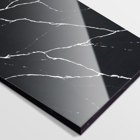 Płyta wykonana z konglomeratu  Nero Marquina o czarnym tle z żyłami w chłodnym, mlecznobiałym odcieniu