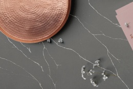 Blat wykonany z konglomeratu Pietra Grey o kolorze chłodnego grafitu z jasnoszarymi żyłkami o nieregularnym układzie.