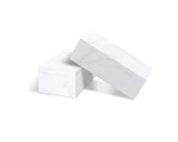 2 bloczki wykonane z konglomerat Statuario Gold Baza o białym o chłodnym tonie z żyłami w odcieniach szarości, beżu i złota.