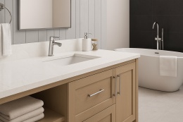 Nowoczesna łazienka z jasnymi ścianami, umywalką i blatami wykonanymi z konglomeratu kwarcowego Bacio