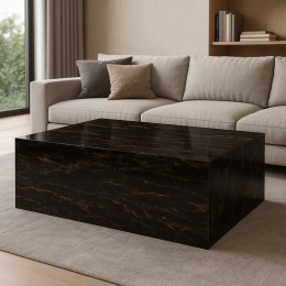 Nowoczesny salon z jasnoszarą sofą i czarnym stolikiem z konglomeratu Santamargherita Black Nimbus z żyłkowaniem.