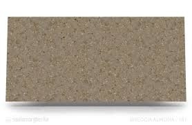 Breccia Aurora w odcieniach ciepłego beżu z naturalnymi fragmentami kamienia i subtelnymi kontrastami