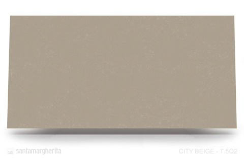 City Beige to elegancki, jasnobeżowy konglomerat z delikatnym, mineralnym użyleniem.