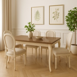 Klasyczna, jasna jadalnia ze stołem z blatem z Santamargherita City Brown, eleganckie kremowe krzesła, rośliny, obrazy