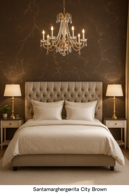 Sypialnia glamour, ściana za łóżkiem z konglomeratu City Brown, złote lampy, kryształowy żyrandol, jasna pościel.