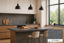 Kuchnia w nowoczesnym stylu z blatem i okładziną z konglomeratu Santamargherita City Grey, jasne fronty i dekoracje.