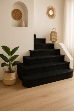 Wnętrze w stylu boho z eleganckimi schodami wykończonymi konglomeratem Santamargherita Fusion Black.