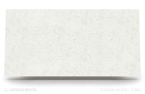 Fusion White – jasna powierzchnia z delikatnymi, nieregularnymi szaro-perłowymi użyleniami.