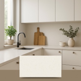 Nowoczesna kuchnia z wyspą i blatem z konglomeratu Santamargherita Helsinki, w jasnej, minimalistycznej aranżacji.