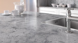 Blat kuchenny w Metropolis Steel to stalowy odcień i industrialny charakter w solidnej formie