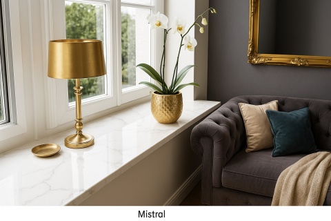 Parapet w stylu glamour z konglomeratu – jasny, z subtelnym połyskiem, otoczony eleganckimi tkaninami i złotymi akcentami.